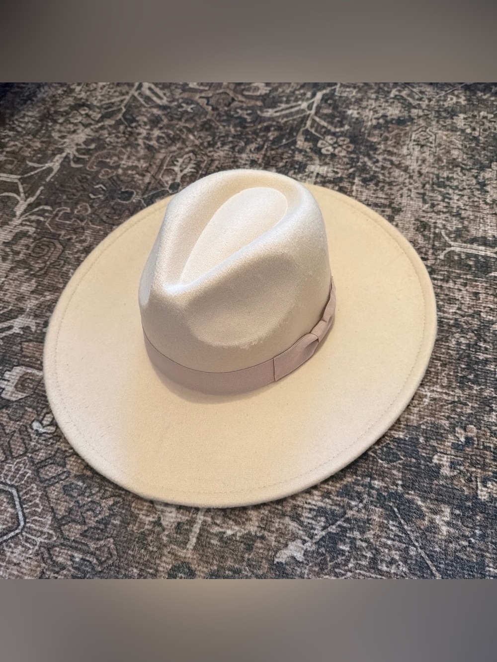Women’s Cream Hat with Ribbon Band